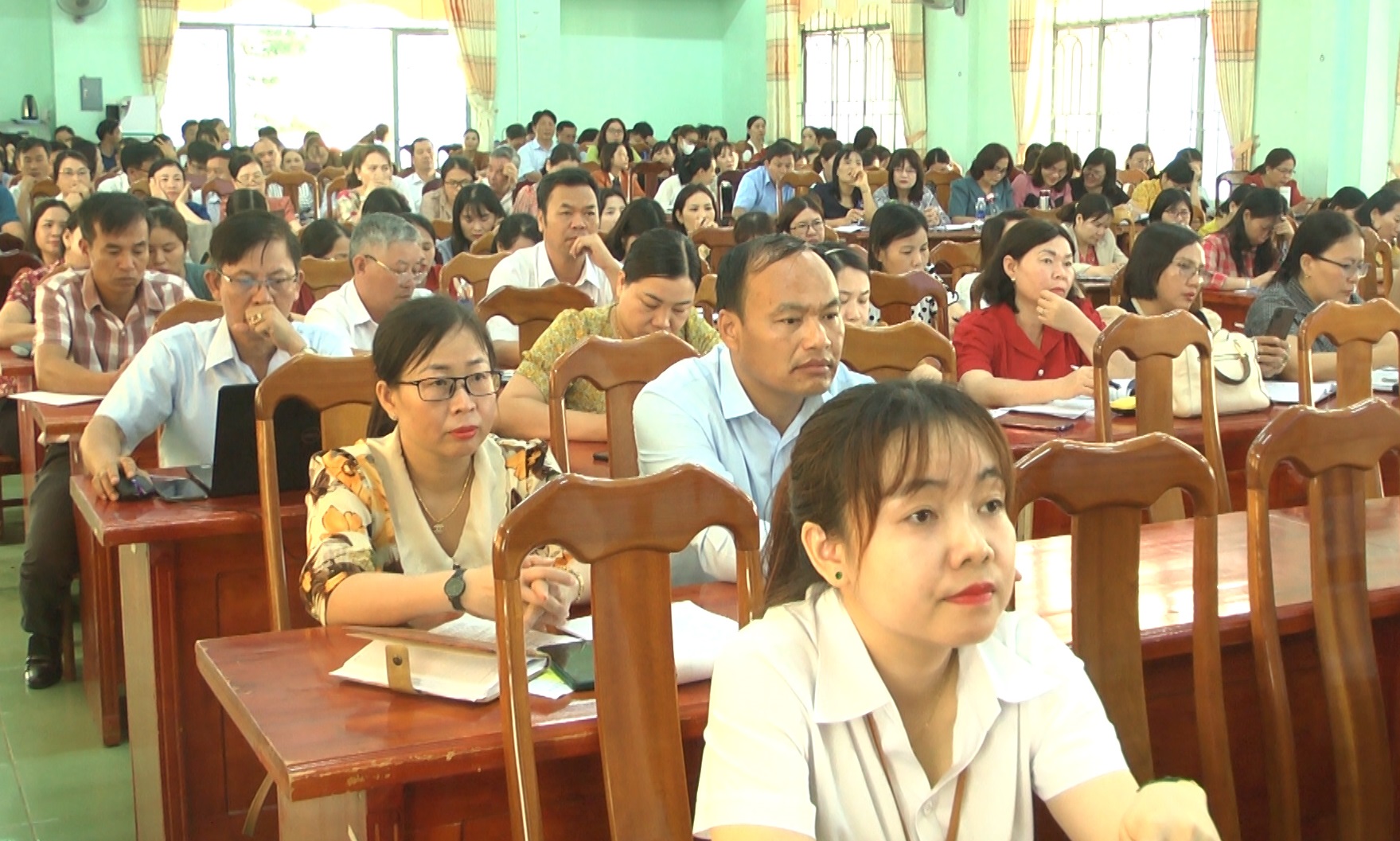 đại biểu 2